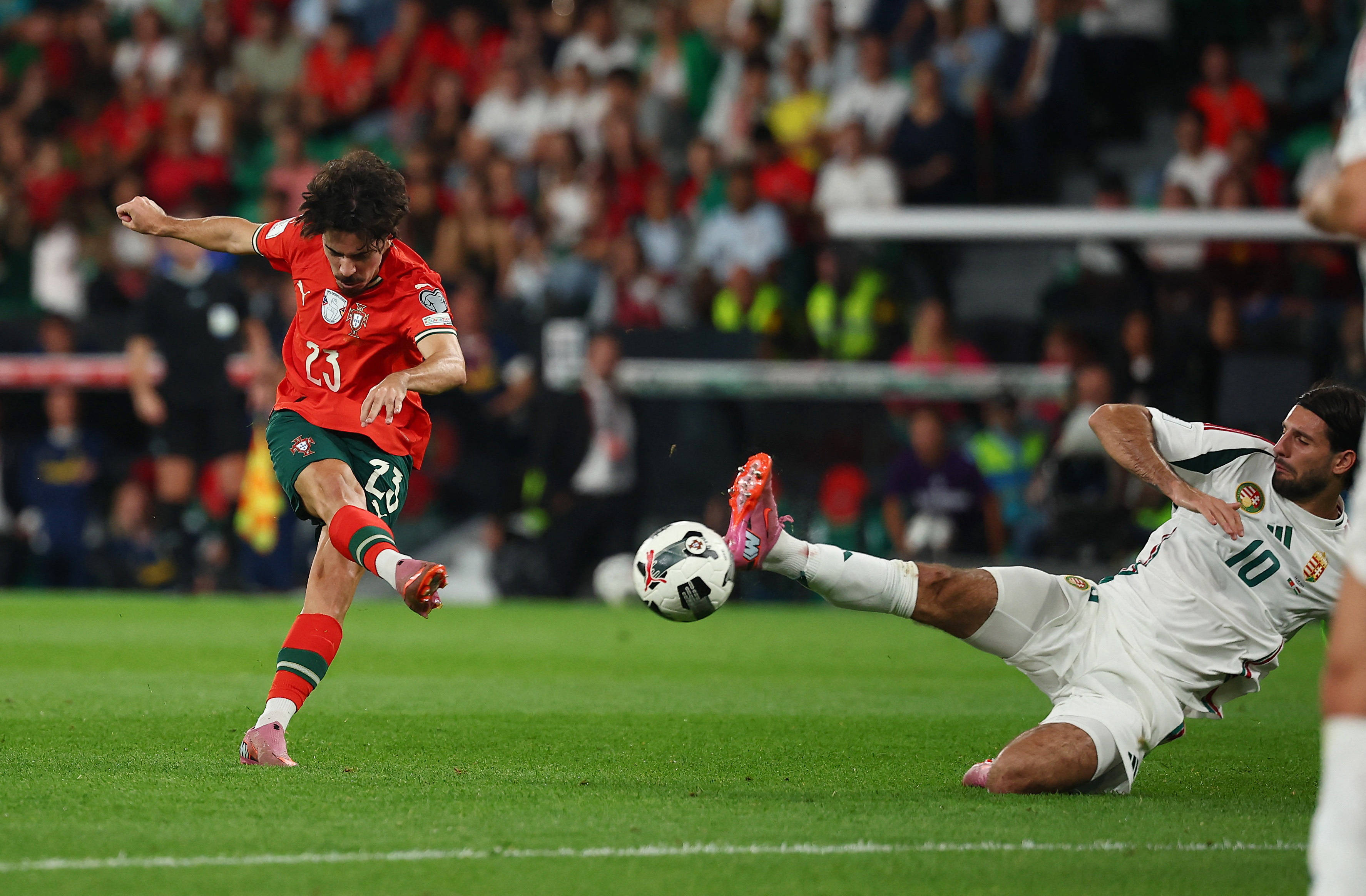 华体会体育直播-包含葡萄牙体育发布备战花絮；赛前回应争议；英超任务艰巨；训练强度明显提升的词条